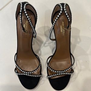 Beautiful and sexy Aquazzura black heels with pearl accent